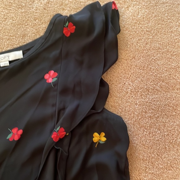 Medium Loft black floral top - Picture 2 of 3